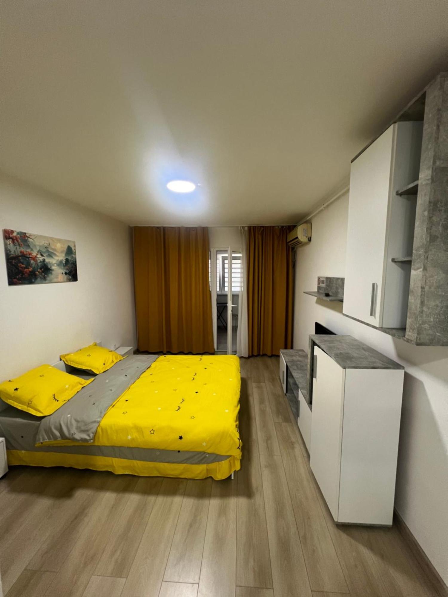 Nicolle Studio 2 Pitesti Luaran gambar